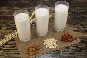 Benefits and nutrient Oat Milk and Almond Milk 