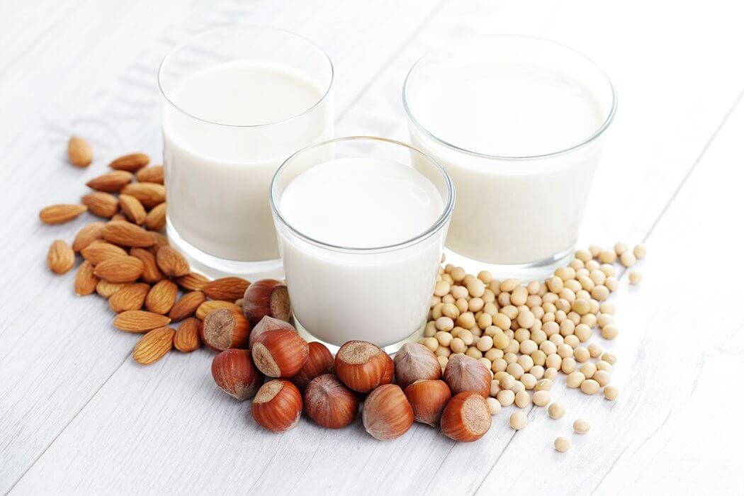 Benefits and nutrient of Oat Milk and Almond Milk